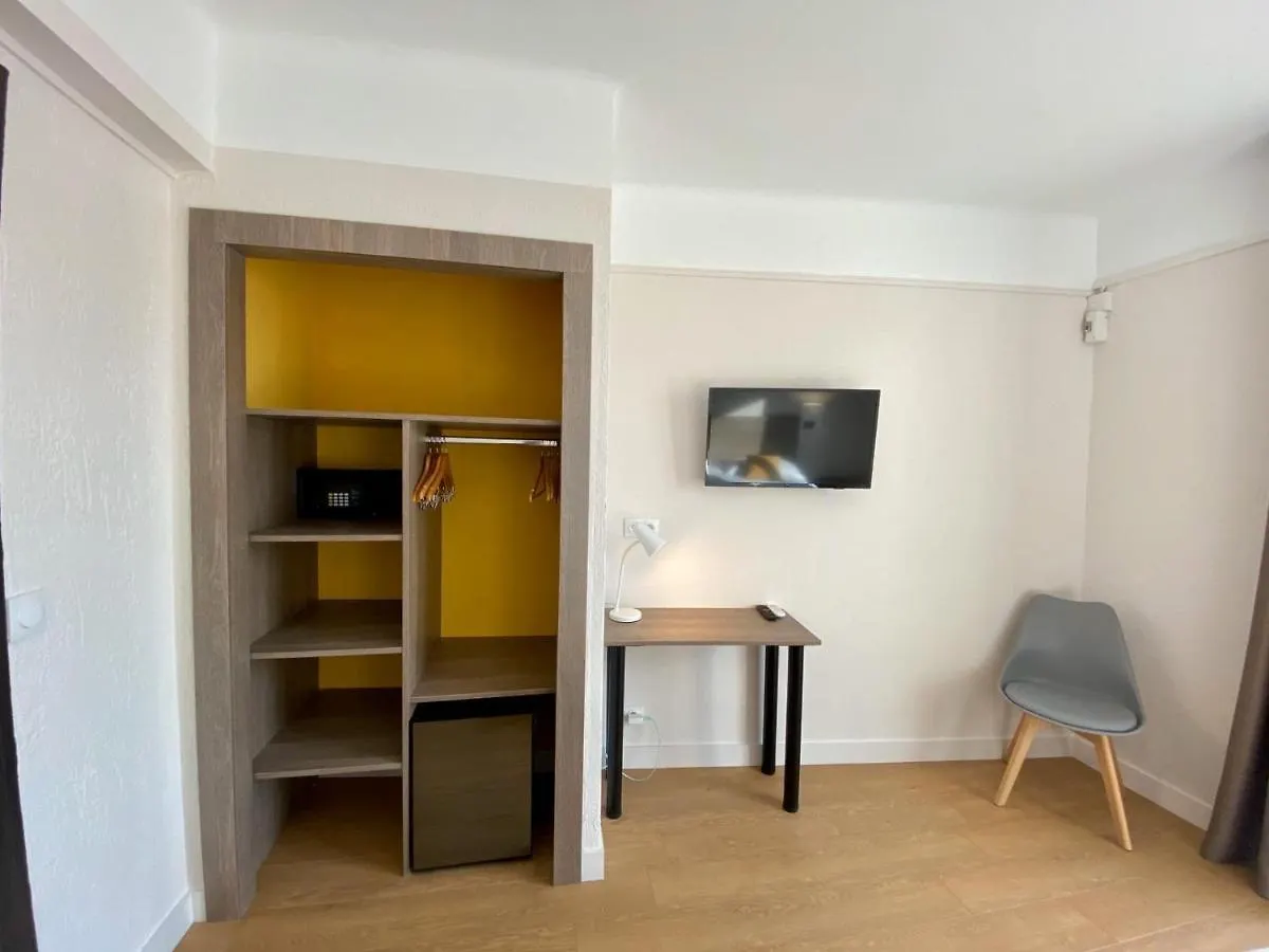 Hotel Courbet Juan-les-Pins 3*,  Fransa
